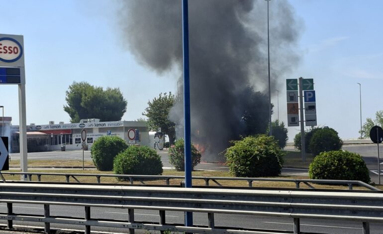 POZZUOLI/ Autocarro in fiamme in area sosta Tangenziale