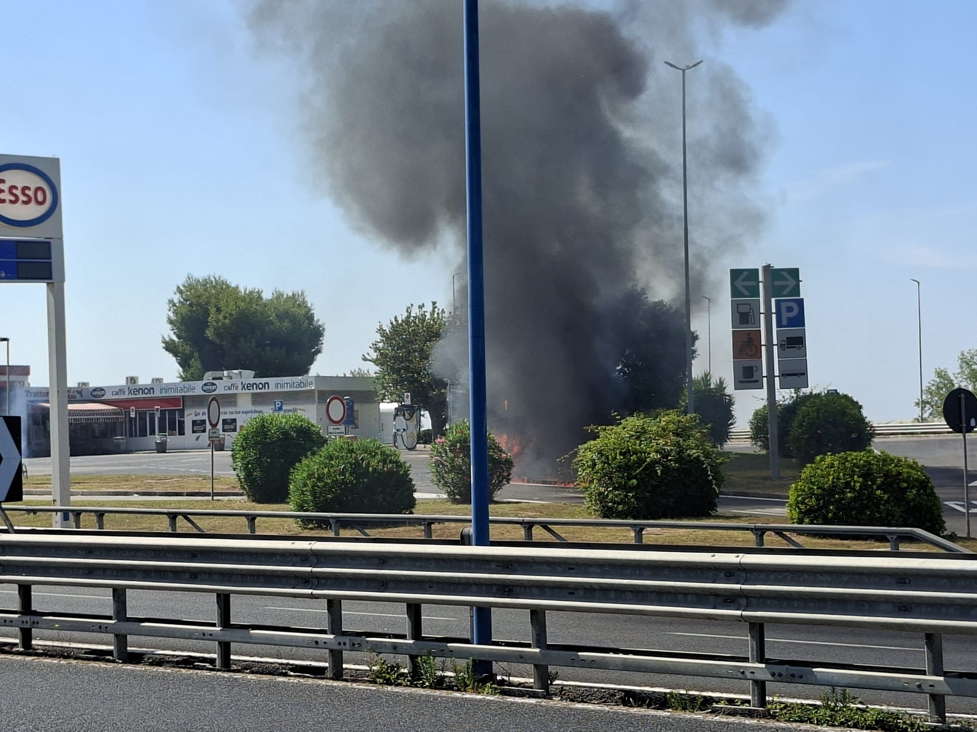 POZZUOLI/ Autocarro in fiamme in area sosta Tangenziale