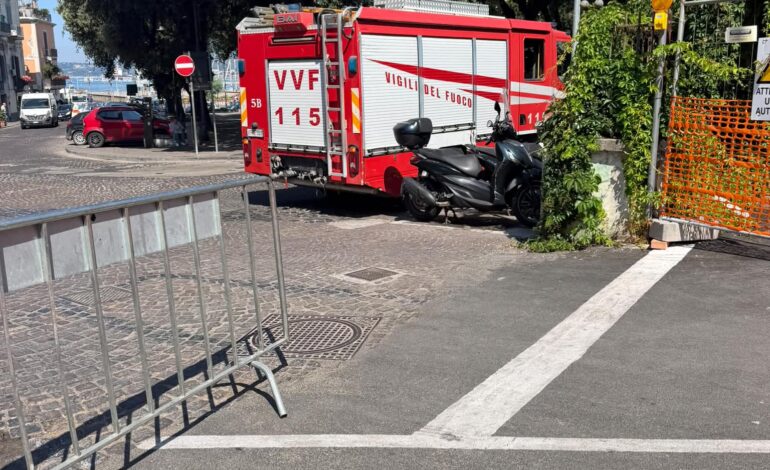 POZZUOLI/ Pericolo di crollo: chiusa dopo pochi giorni la strada aperta in “pompa magna”