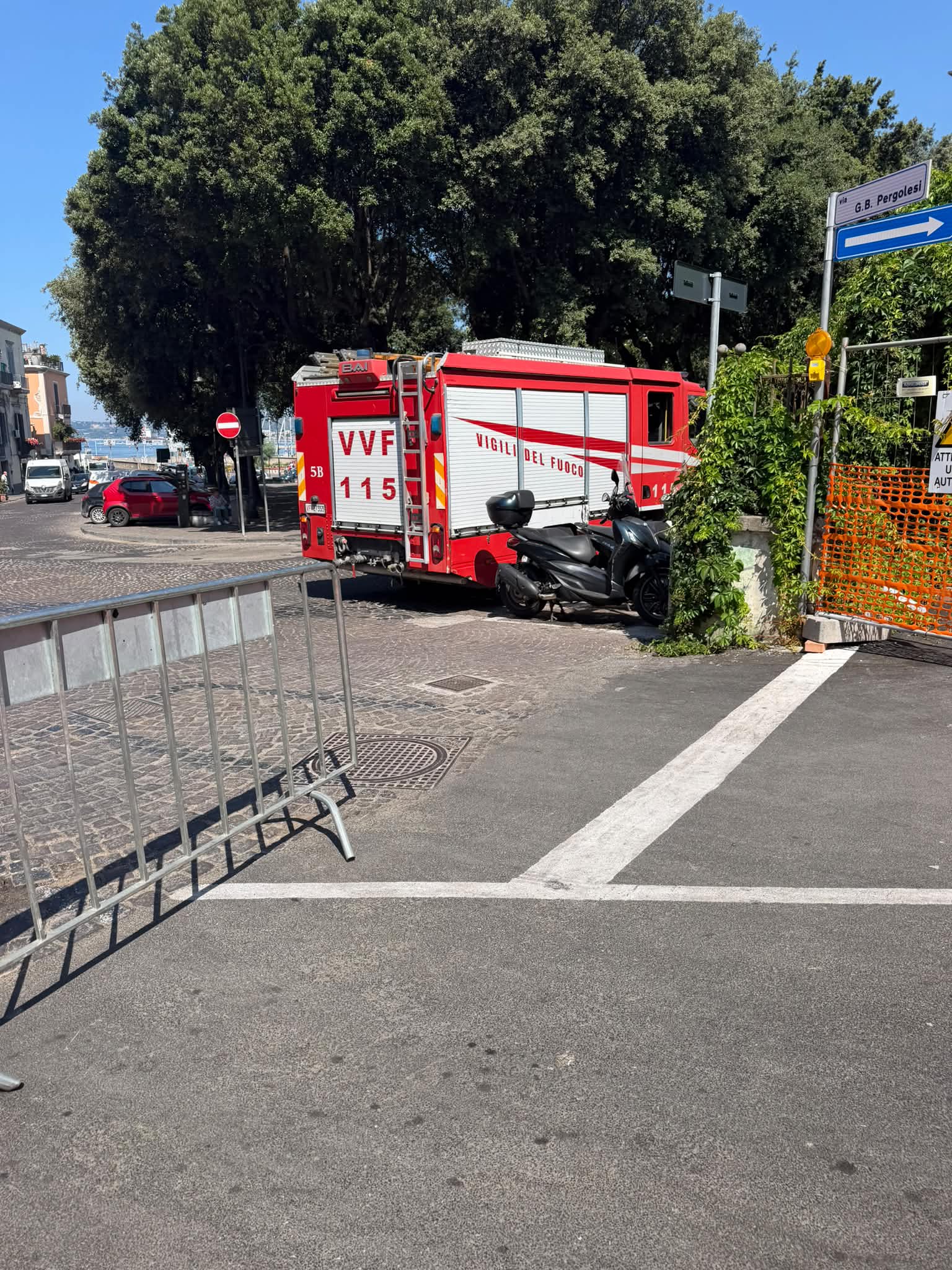 POZZUOLI/ Pericolo di crollo: chiusa dopo pochi giorni la strada aperta in “pompa magna”