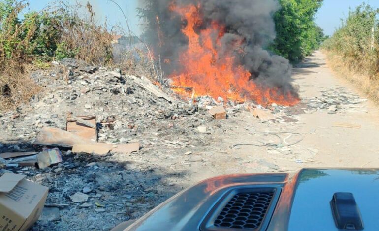 Incendio nel campo rom: sul posto carabinieri, esercito e vigili del fuoco