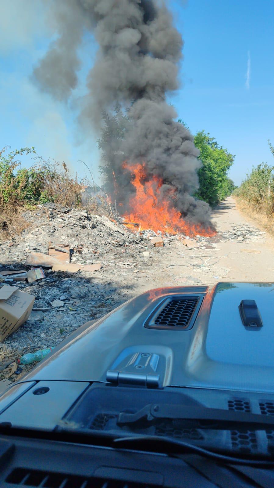 Incendio nel campo rom: sul posto carabinieri, esercito e vigili del fuoco