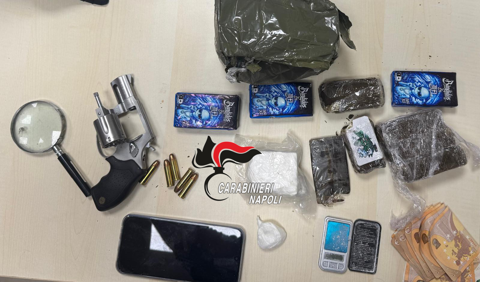 POZZUOLI/ Droga e pistola alla figlia piccola per evitare l’arresto del compagno