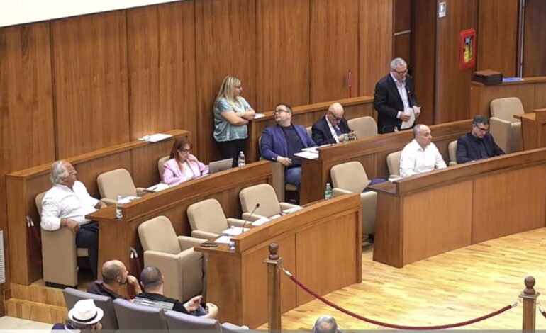 POZZUOLI/ La maggioranza Manzoni interrompe il consiglio comunale: scoppia la bagarre “Non avevano più i numeri”