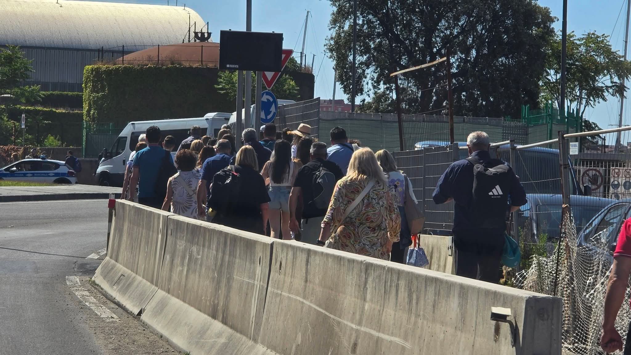 POZZUOLI/ Distanza dal porto errata, area d’interscambio senza navette e il “lasciapassare” per Procida: le falle nel dispositivo anti-bus