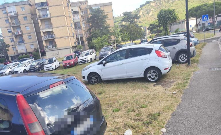 «Parcheggio selvaggio lungo la strada che porta al comune di Pozzuoli»
