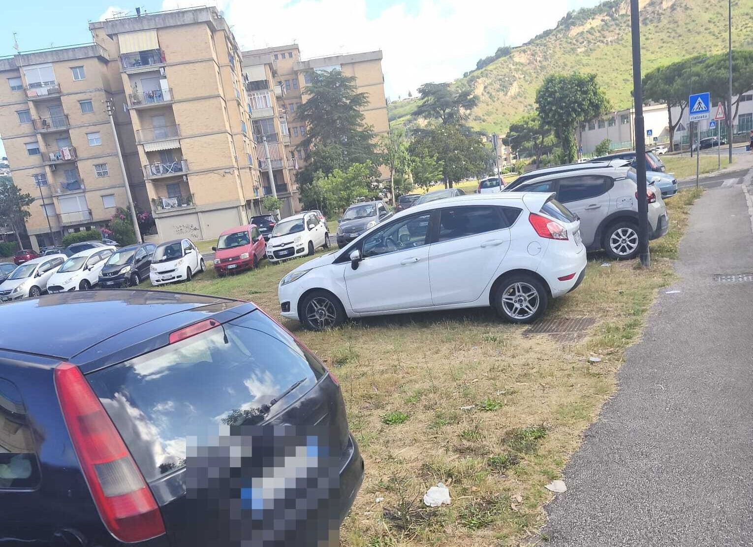 «Parcheggio selvaggio lungo la strada che porta al comune di Pozzuoli»