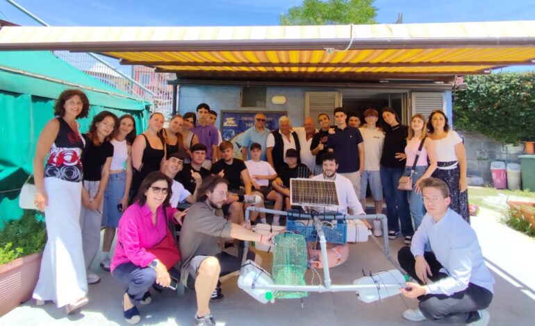 Inquinamento, gli studenti del “Virgilio” di Pozzuoli mettono in mare la prima stazione di monitoraggio ambientale