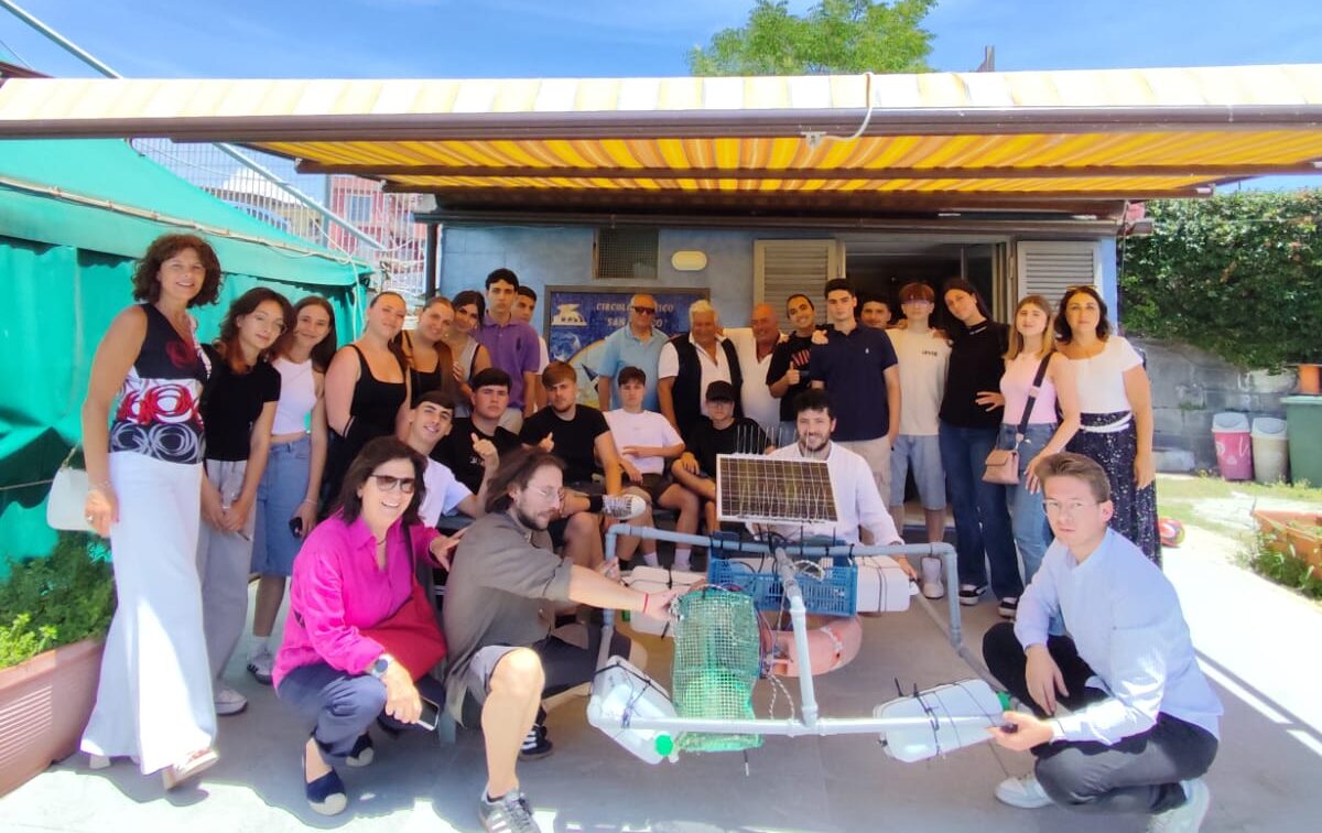 Inquinamento, gli studenti del “Virgilio” di Pozzuoli mettono in mare la prima stazione di monitoraggio ambientale