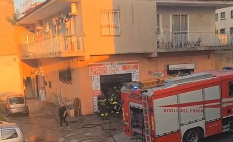 POZZUOLI/ Dato alle fiamme negozio di ex affiliato ai clan di Monterusciello che urla vendetta «Vi devo uccidere»