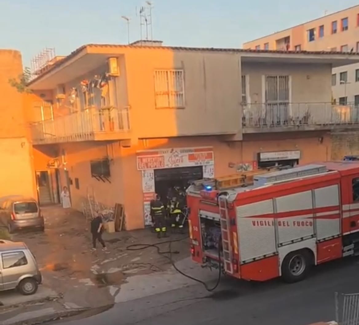 POZZUOLI/ Dato alle fiamme negozio di ex affiliato ai clan di Monterusciello che urla vendetta «Vi devo uccidere»