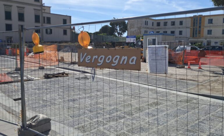 POZZUOLI/ Lavori-lumaca in via Marconi, la protesta dei cittadini «Vergogna»