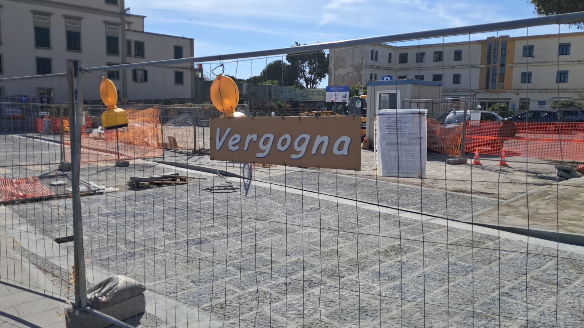 POZZUOLI/ Lavori-lumaca in via Marconi, la protesta dei cittadini «Vergogna»