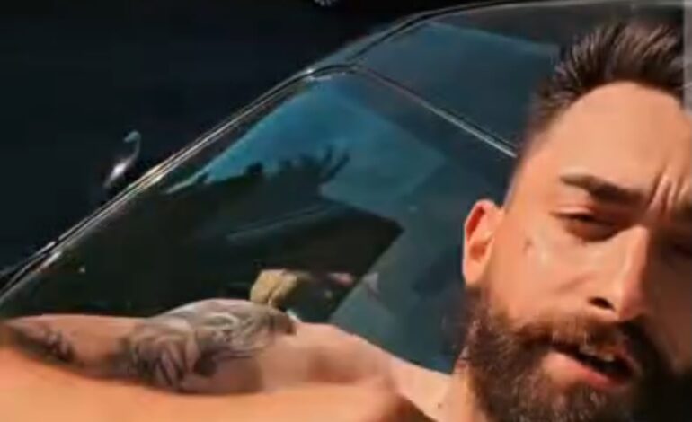 POZZUOLI/ Dagli sberleffi alla Finanza all’attacco ai giornali: gli show del negoziante TikToker in giro per Monterusciello sul cofano di un’auto