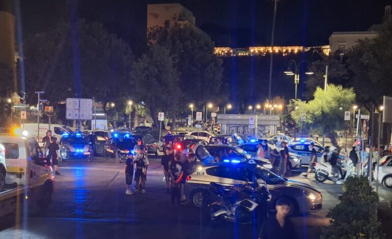 POZZUOLI/ Lite tra 14enni per una ragazzina e fuggi fuggi in piazza: rissa scongiurata dalla Polizia – LE FOTO
