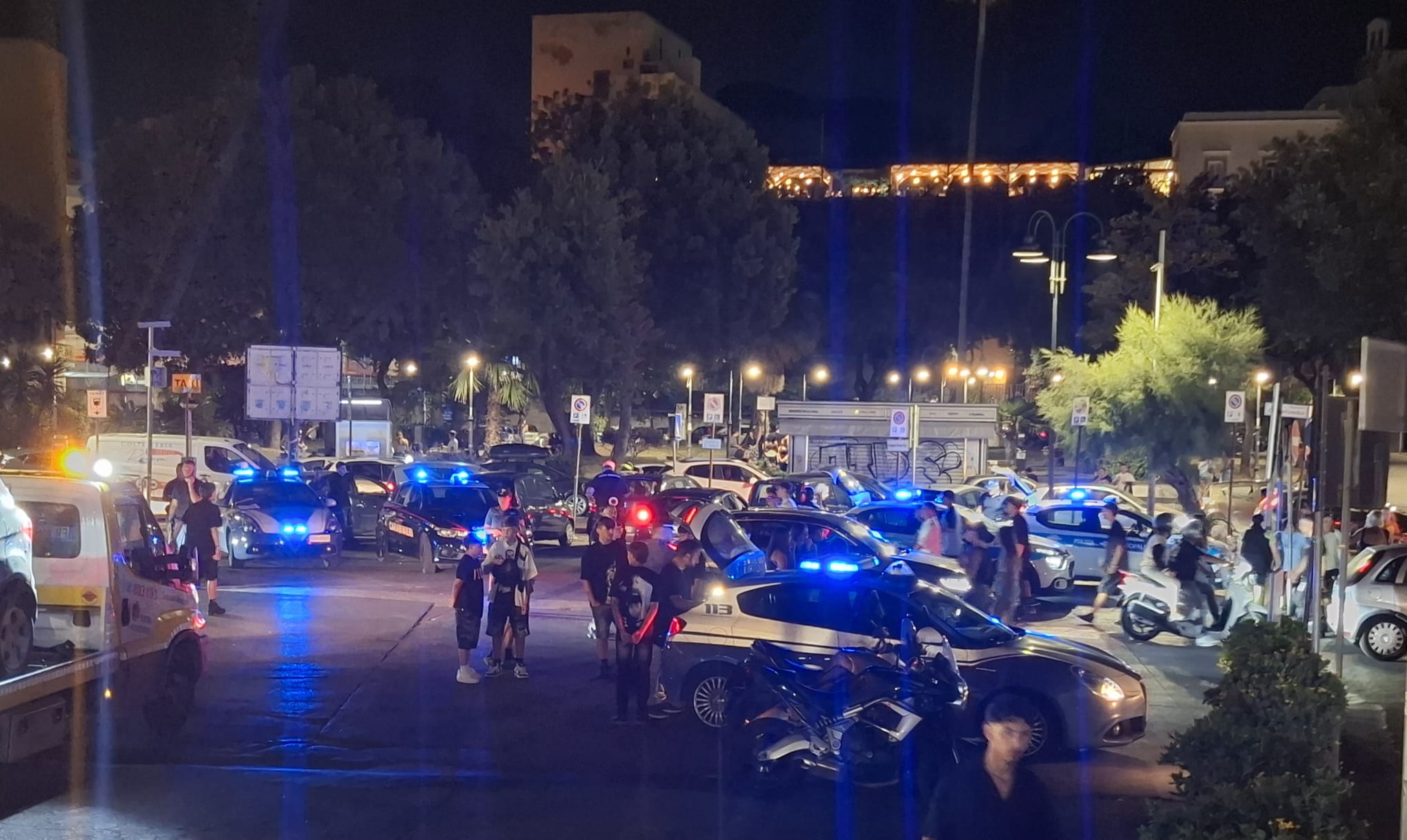 POZZUOLI/ Lite tra 14enni per una ragazzina e fuggi fuggi in piazza: rissa scongiurata dalla Polizia – LE FOTO