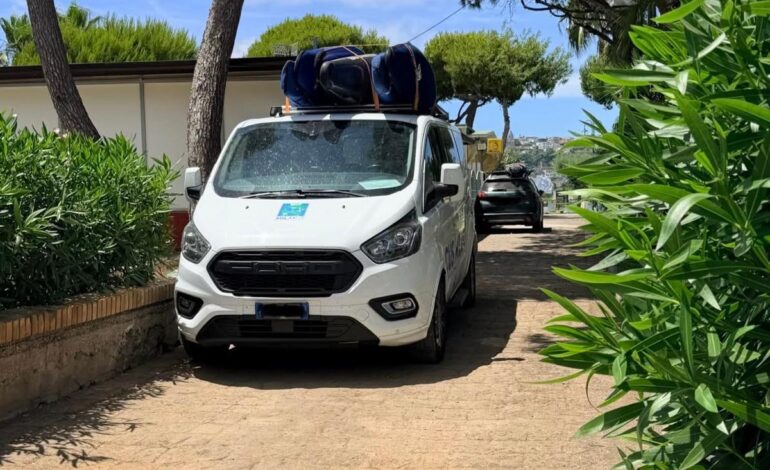 Caos a Bacoli: parcheggi chiusi sul litorale, code e sosta selvaggia in villa comunale – LE FOTO