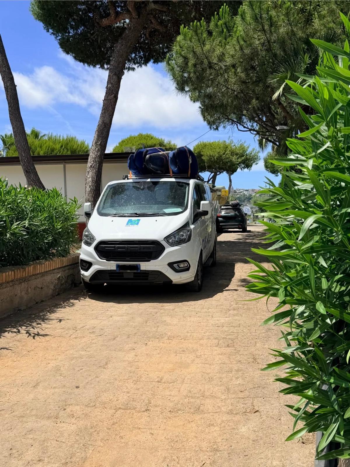 Caos a Bacoli: parcheggi chiusi sul litorale, code e sosta selvaggia in villa comunale – LE FOTO