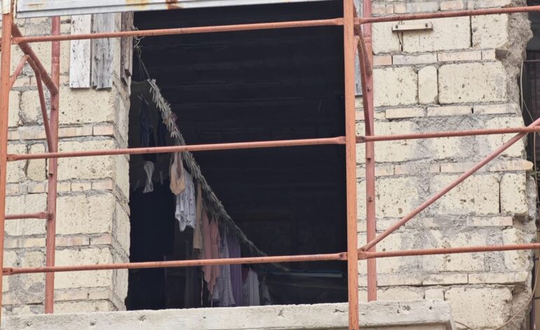 Panni stesi, una pianta tra le crepe e una donna: a Pozzuoli c’è chi vive in un palazzo pericolante