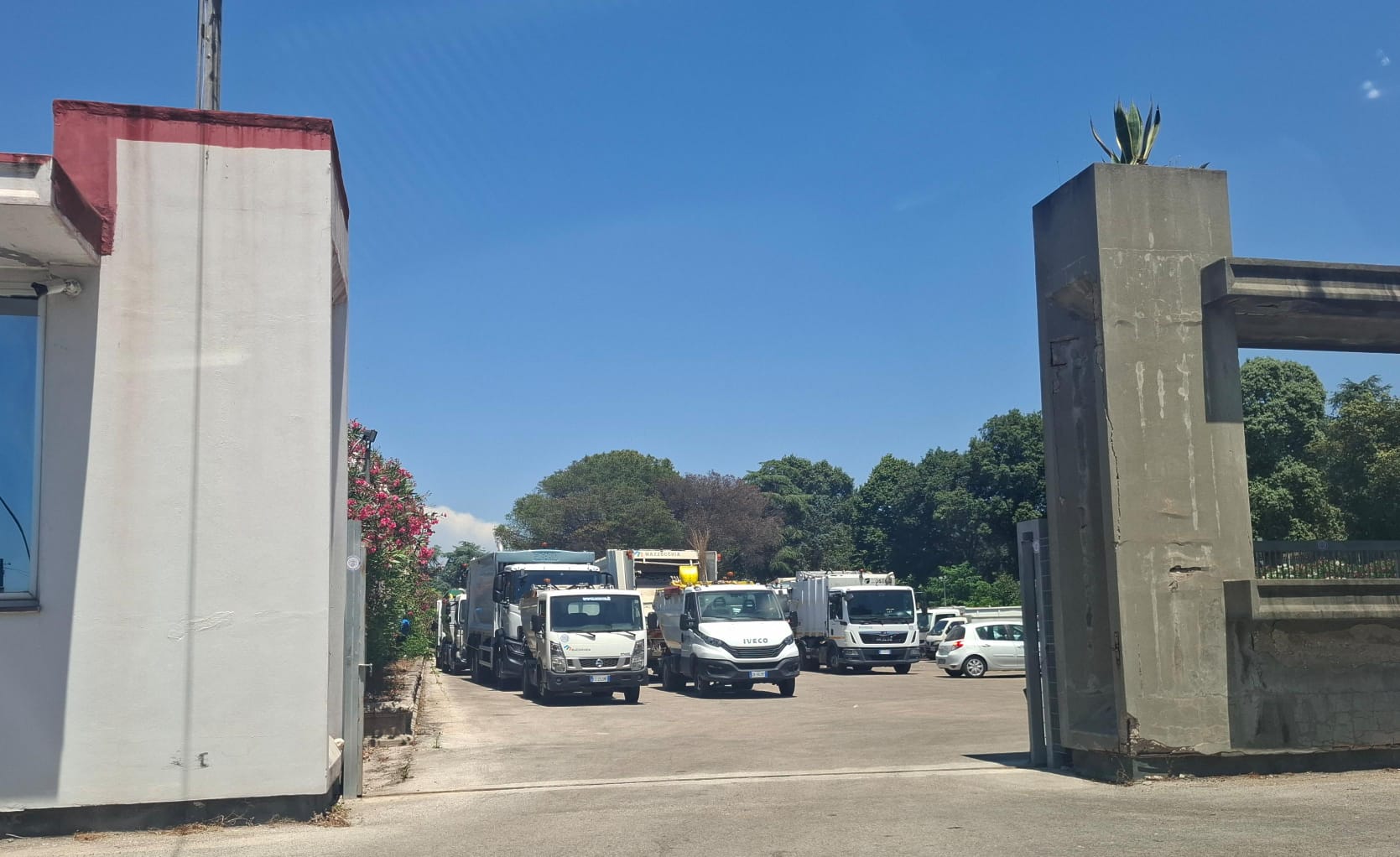 POZZUOLI/ Caos rifiuti, il nuovo gestore denuncia De Vizia “Ostruzionismo e occupazione illecita dell’autoparco”