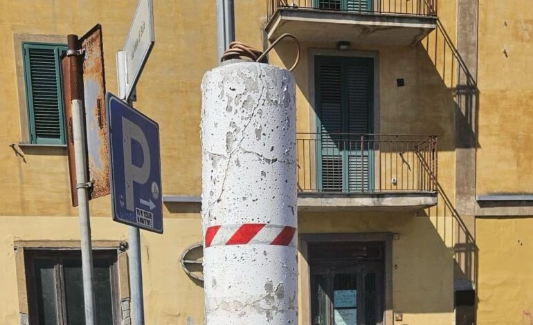 BACOLI/ Ritorna il vandalo della Ztl: segato il palo del varco di Baia – LE FOTO