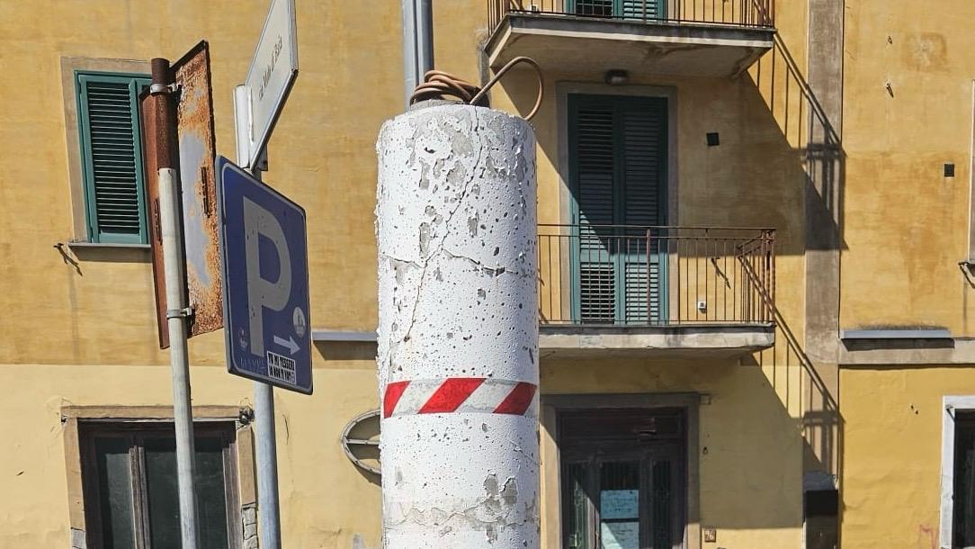 BACOLI/ Ritorna il vandalo della Ztl: segato il palo del varco di Baia – LE FOTO