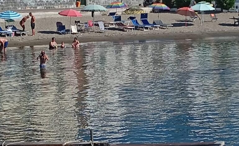 BACOLI/ Spiaggia libera di Marina Grande occupata da ombrelloni e sdraio: la protesta dei bagnanti