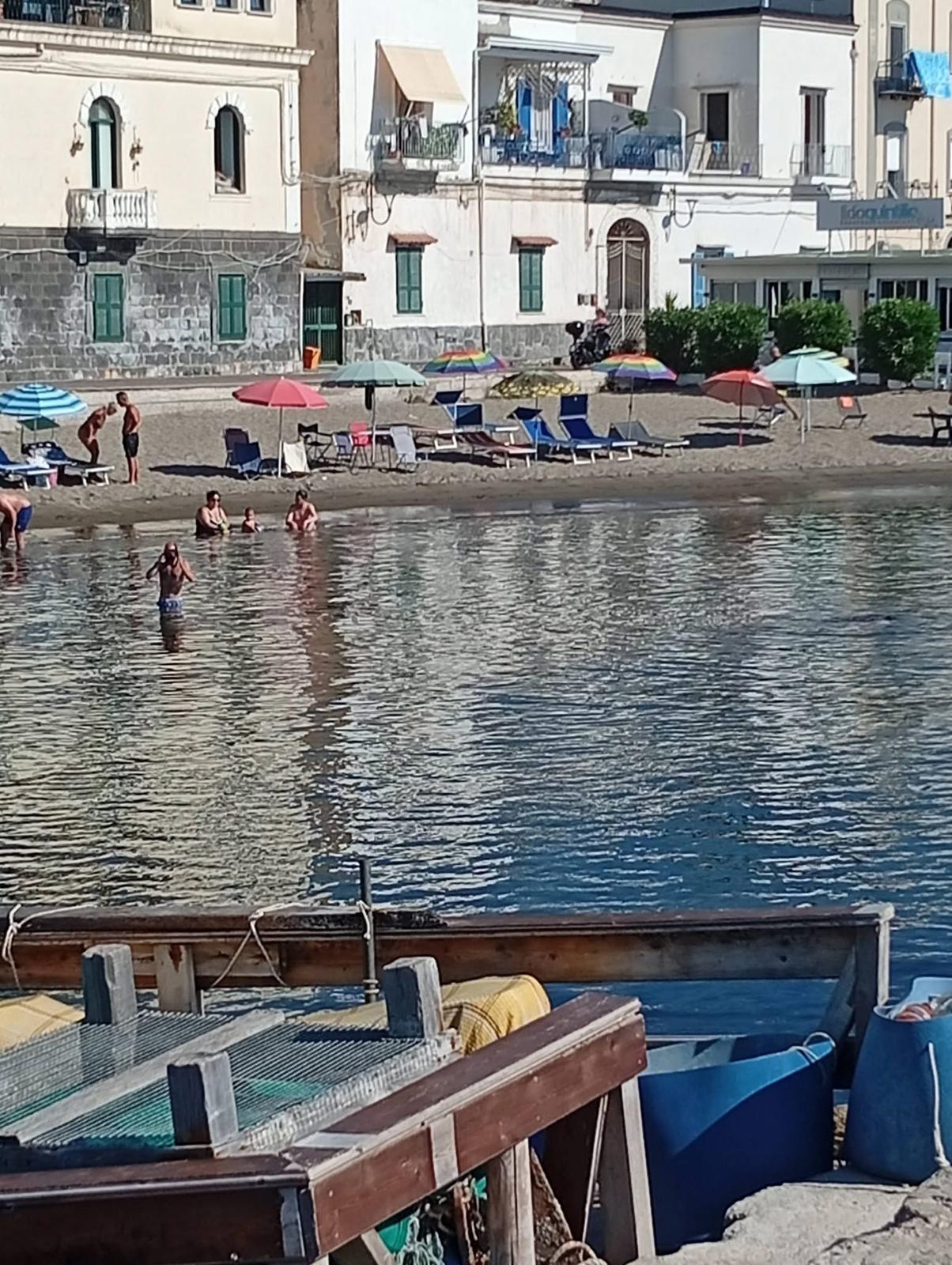 BACOLI/ Spiaggia libera di Marina Grande occupata da ombrelloni e sdraio: la protesta dei bagnanti