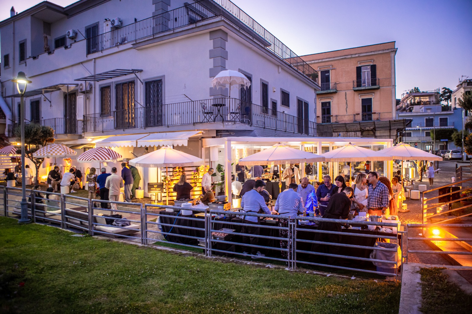 Pozzuoli si racconta tra mare, vino e cucina al White Chill Out Lungomare – LE FOTO
