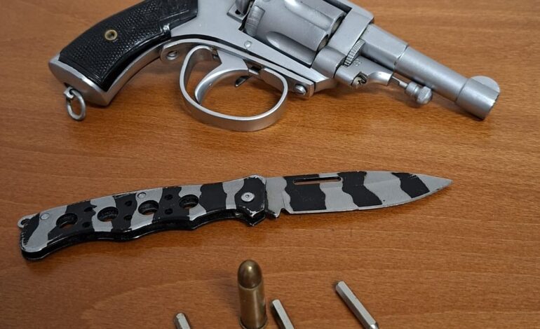 POZZUOLI/ Pistola modificata in casa per sparare proiettili veri: 35enne arrestato a Licola