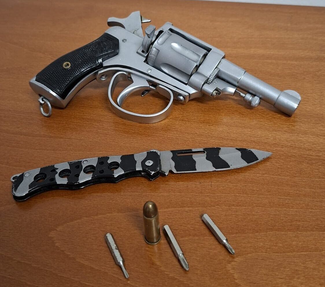 POZZUOLI/ Pistola modificata in casa per sparare proiettili veri: 35enne arrestato a Licola