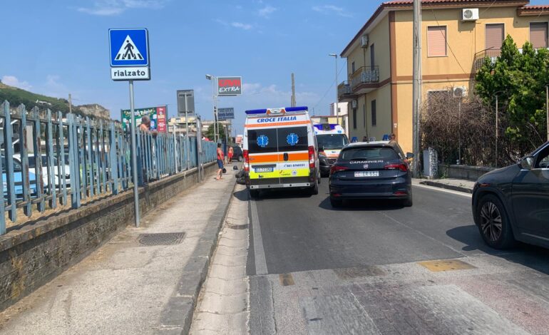 BACOLI/Incidente a Cappella, si scontrano due moto: feriti e traffico paralizzato