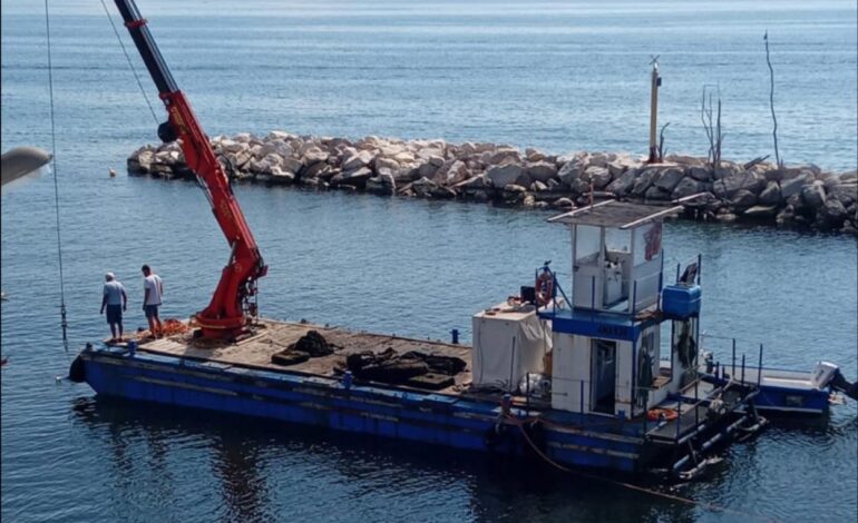 Discarica in mare, rimozione straordinaria di rifiuti a Bacoli