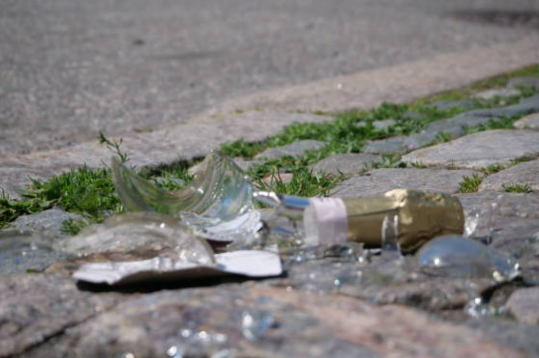 POZZUOLI/ «Una bottiglia lanciata da un motorino contro i passanti: un episodio che non può essere ignorato»