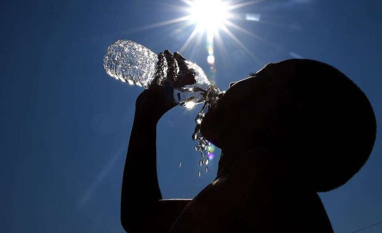 Caldo record, aumentano gli accessi in pronto soccorso pediatrico: le 5 regole da seguire