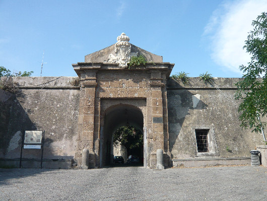 BACOLI/ Castello di Baia off-limits per disabile in carrozzina «Esperienza deludente e traumatica. Costretto ad andare via»