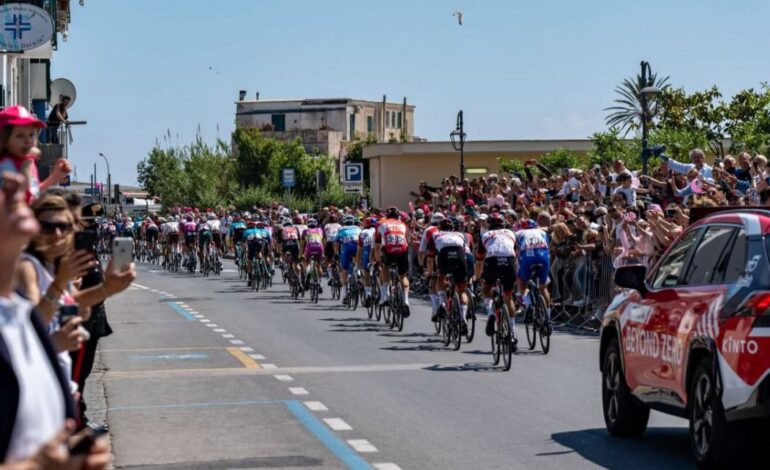 Si lancia con l’auto all’interno del percorso del giro d’Italia a Bacoli: inseguito e bloccato dalla Polizia