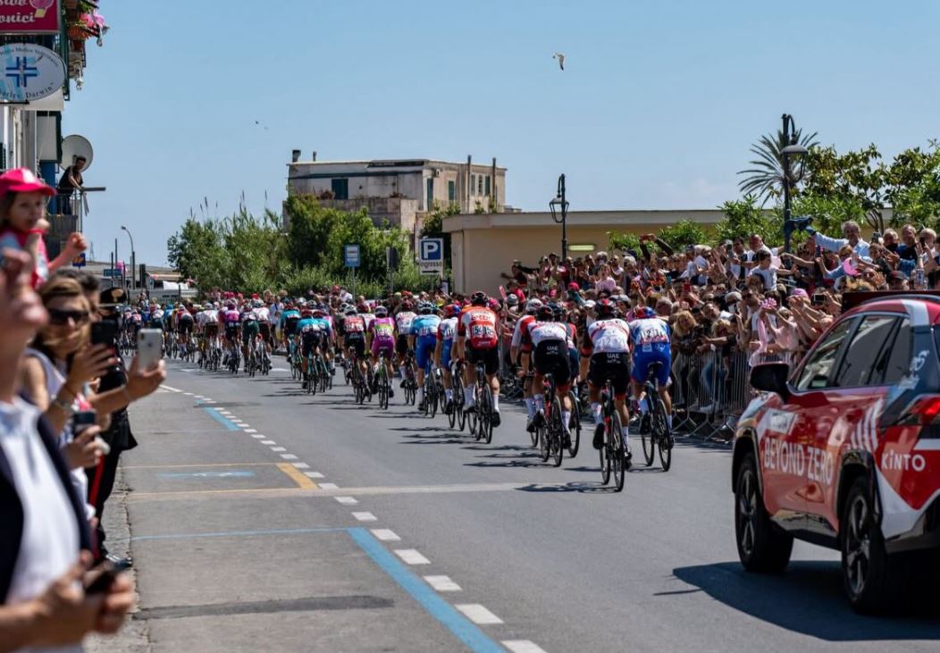 Si lancia con l’auto all’interno del percorso del giro d’Italia a Bacoli: inseguito e bloccato dalla Polizia