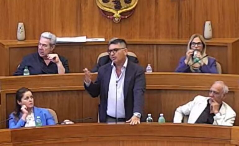 POZZUOLI/ Manzoni annuncia in consiglio comunale: «Sono andato da Gratteri per raccontargli della situazione rifiuti»