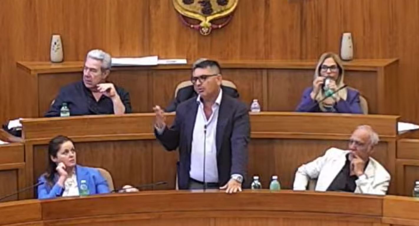 POZZUOLI/ Manzoni annuncia in consiglio comunale: «Sono andato da Gratteri per raccontargli della situazione rifiuti»