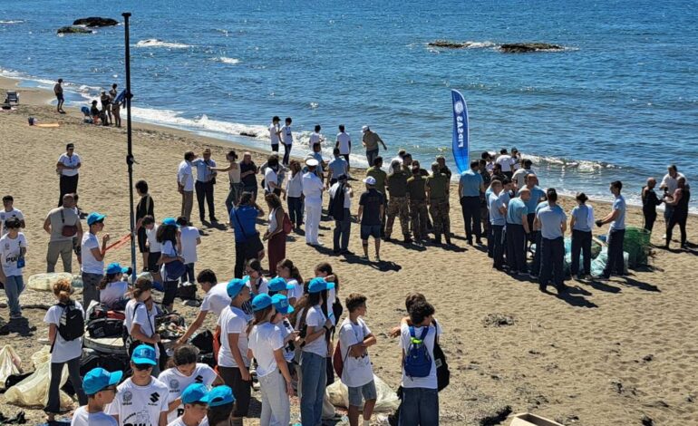 POZZUOLI/ Studenti, famiglie, docenti e volontari in campo per la pulizia delle spiagge: il plauso del deputato Caso