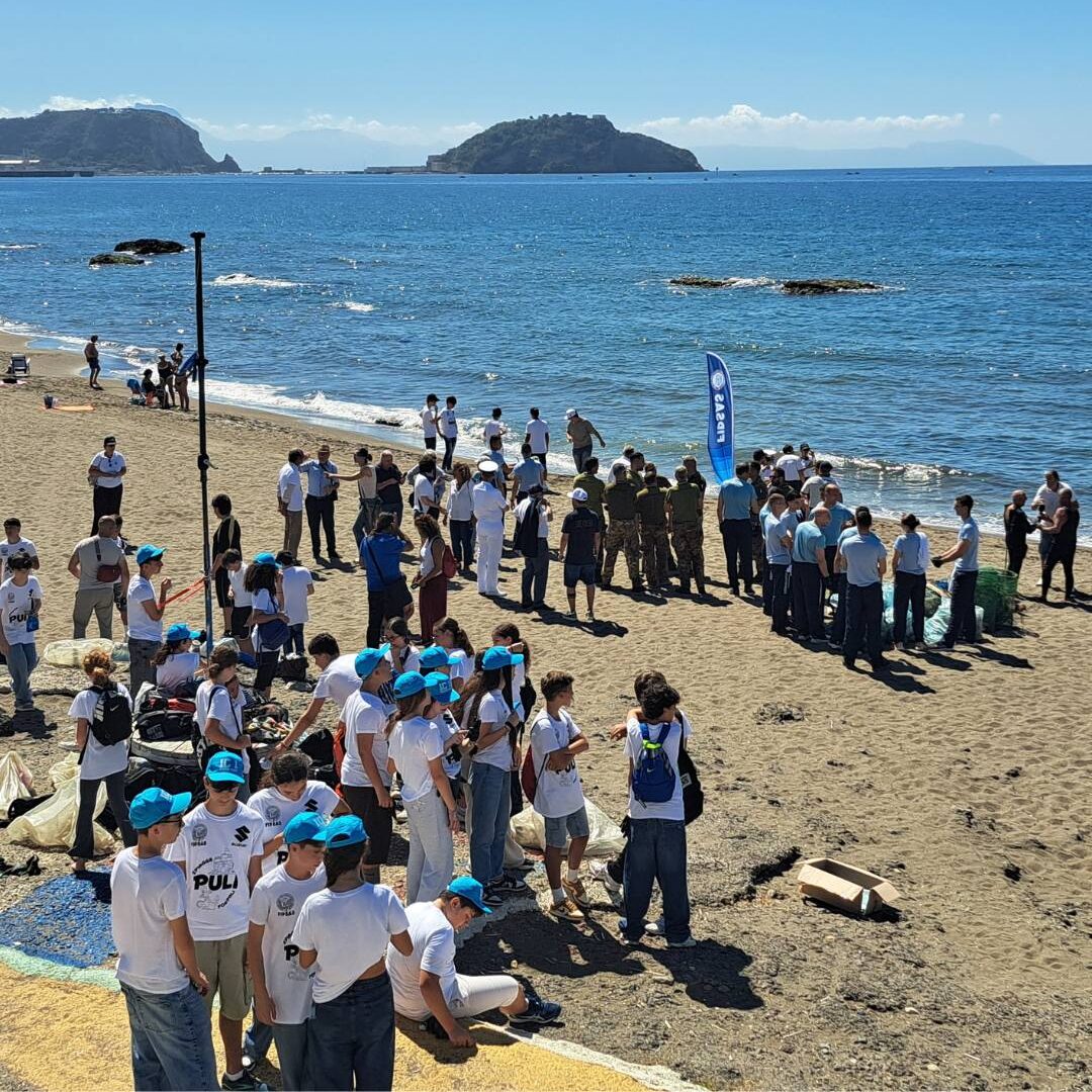 POZZUOLI/ Studenti, famiglie, docenti e volontari in campo per la pulizia delle spiagge: il plauso del deputato Caso