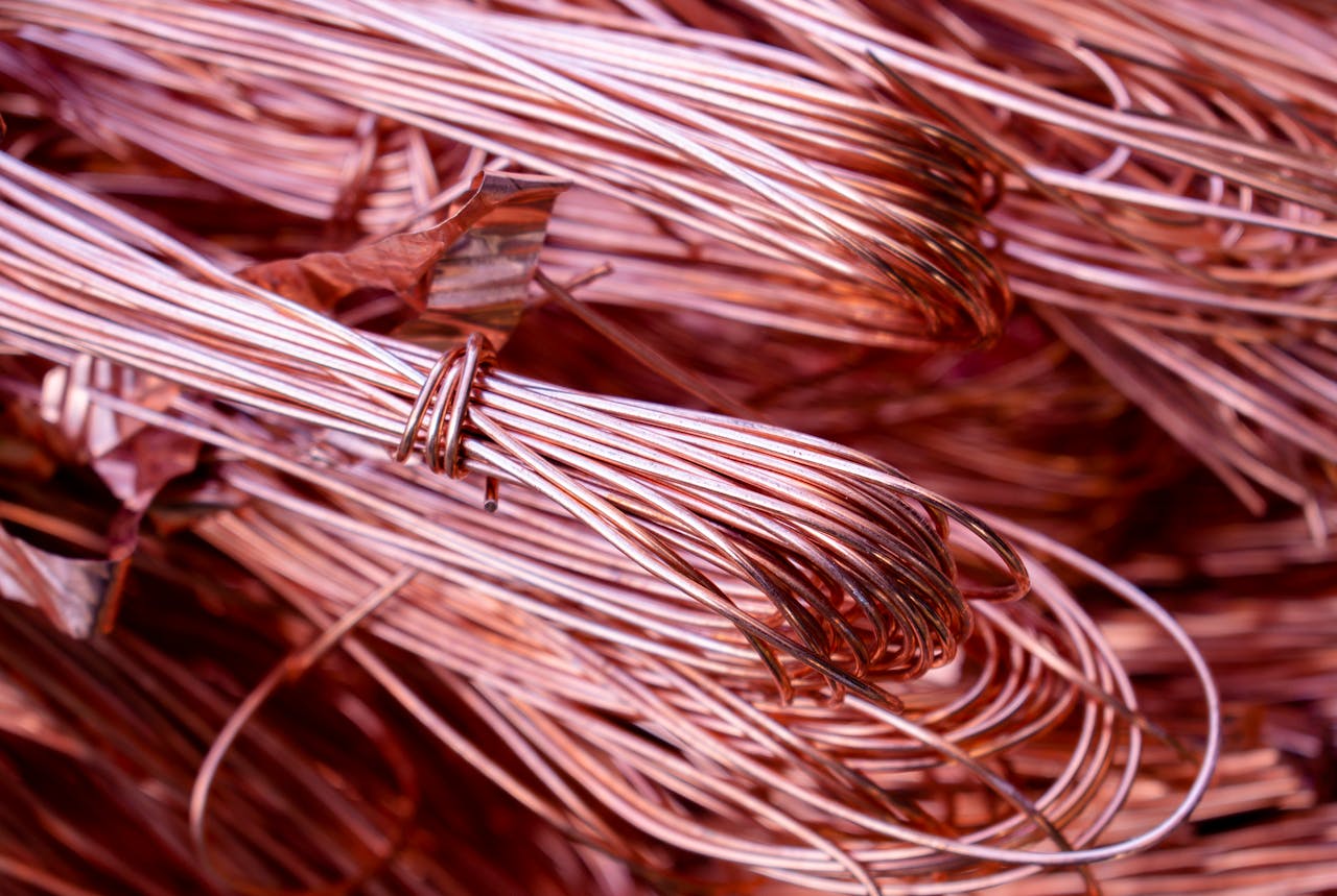 Rame e colonnine per la ricarica di auto elettriche: la nuova frontiera dei furti dell’oro rosso