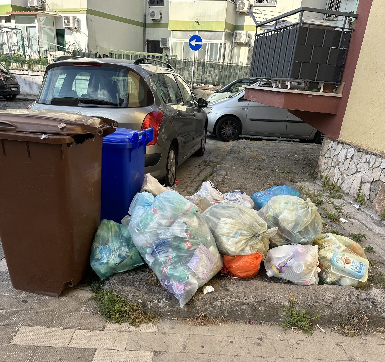 «Rifiuti non raccolti a Pozzuoli: con il caldo situazione inaccettabile»