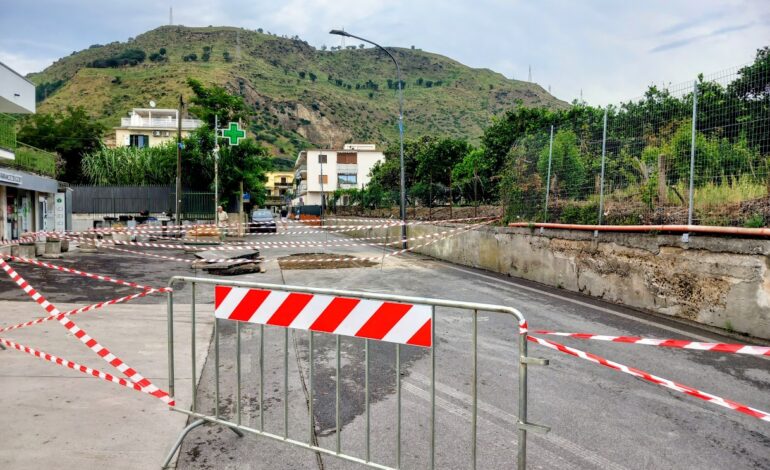 Maltempo a Pozzuoli: cedimento strutturale e strada interrotta in via Sotto il Monte – LE FOTO