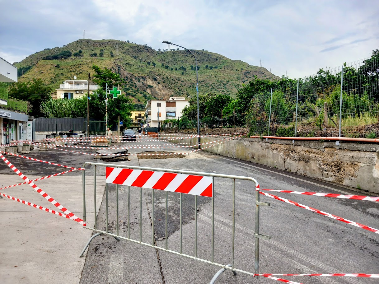 Maltempo a Pozzuoli: cedimento strutturale e strada interrotta in via Sotto il Monte – LE FOTO