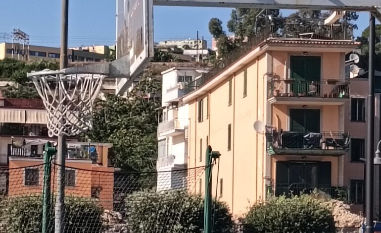 Canestri da basket montati sottosopra sul lungomare di Pozzuoli – LE FOTO