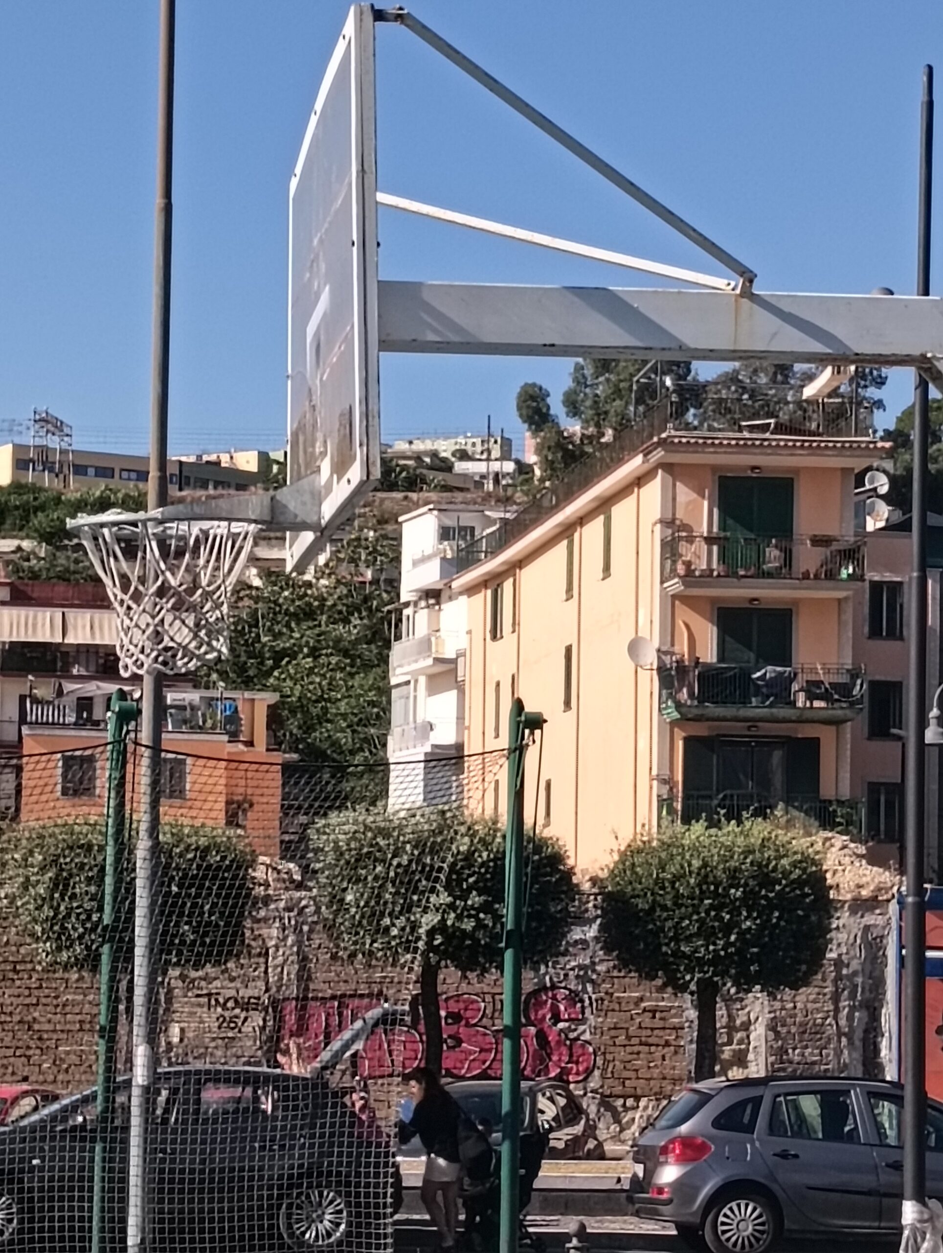 Canestri da basket montati sottosopra sul lungomare di Pozzuoli – LE FOTO