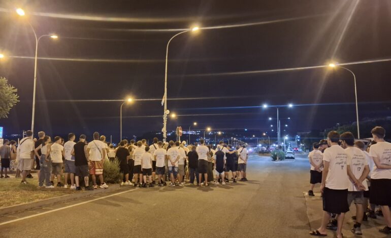 POZZUOLI/ «Augusto vive!» T-shirt e fiaccole a Lucrino ad un anno dalla tragedia – LE FOTO