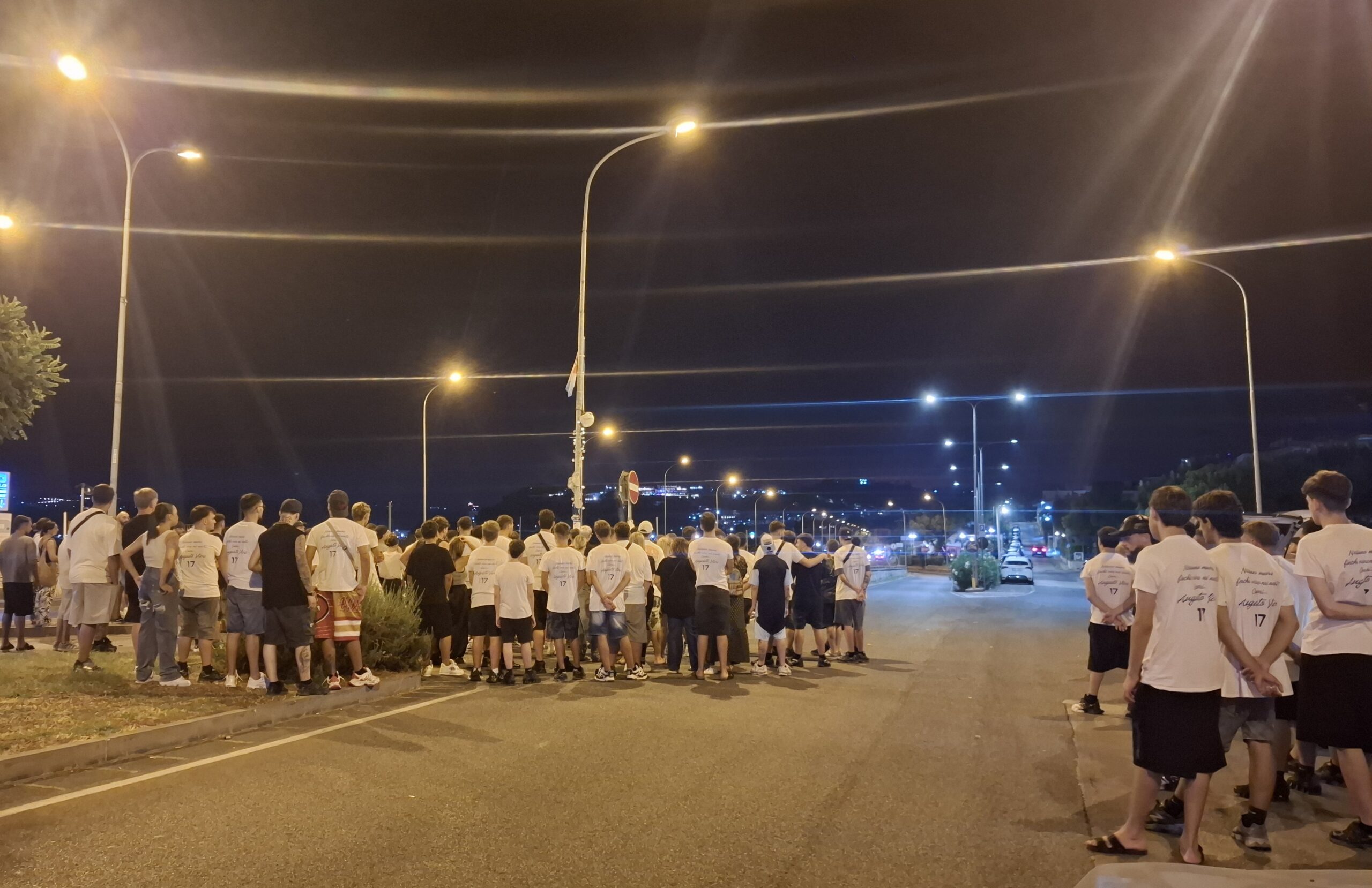 POZZUOLI/ «Augusto vive!» T-shirt e fiaccole a Lucrino ad un anno dalla tragedia – LE FOTO